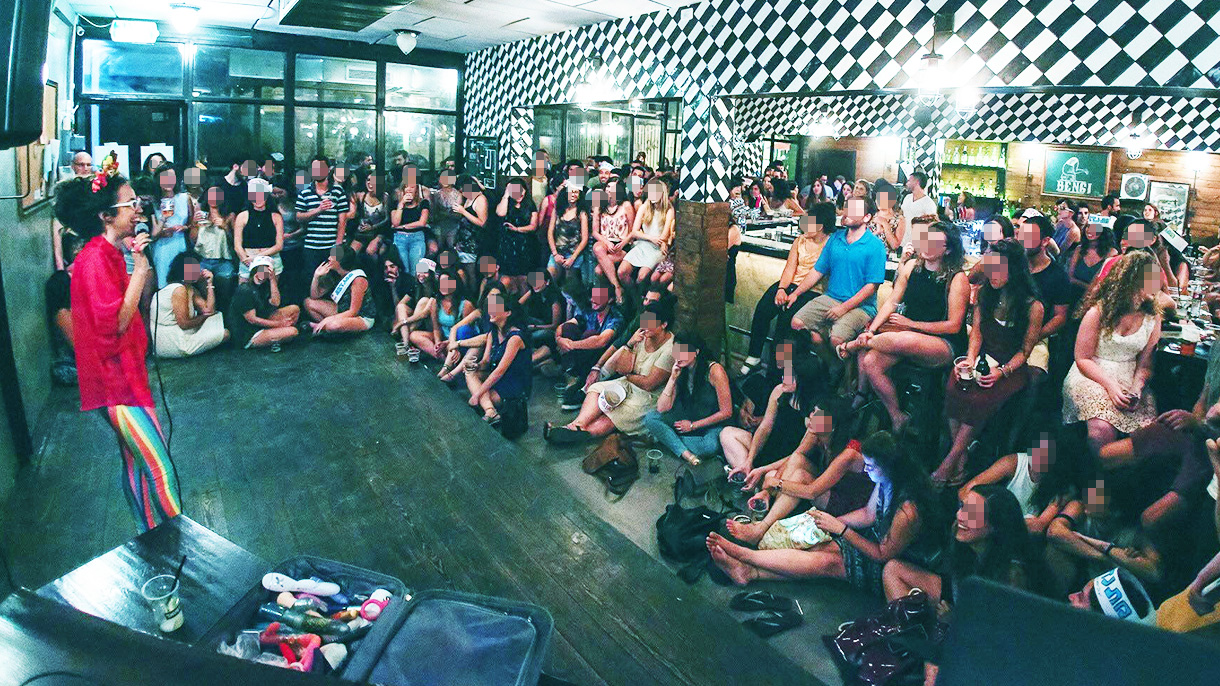 אלמוג שור במופע סטנדאפ - 073-7842858