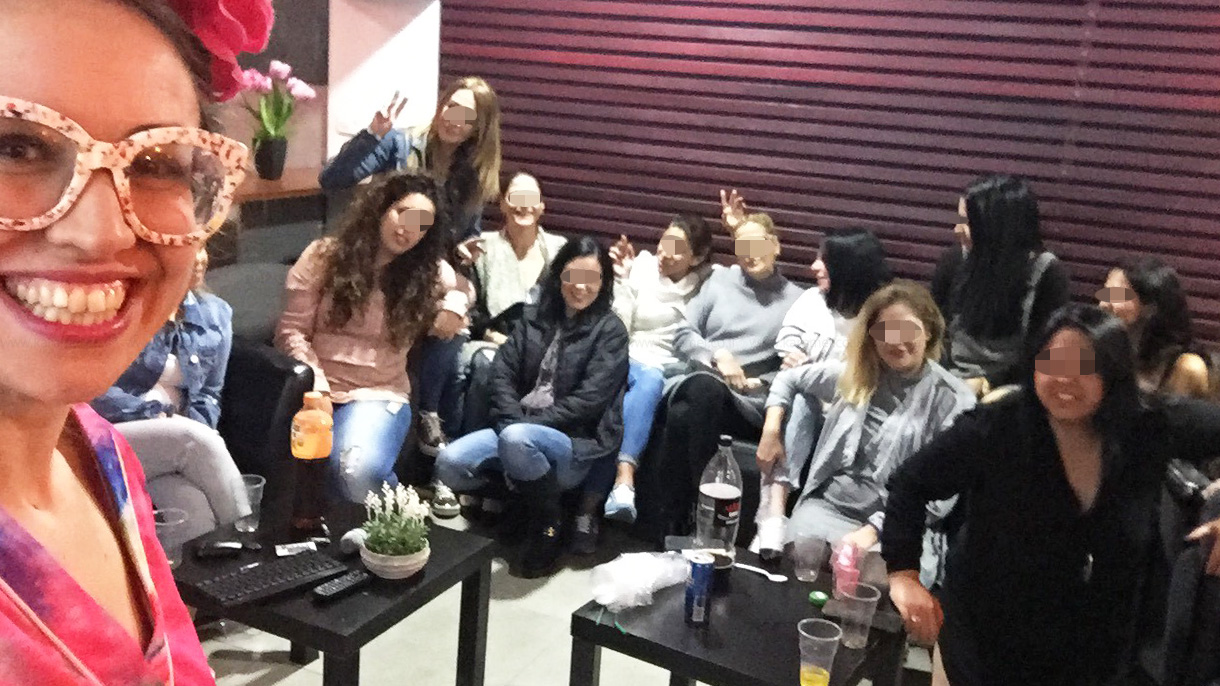 אלמוג שור במופע סטנדאפ - 073-7842858