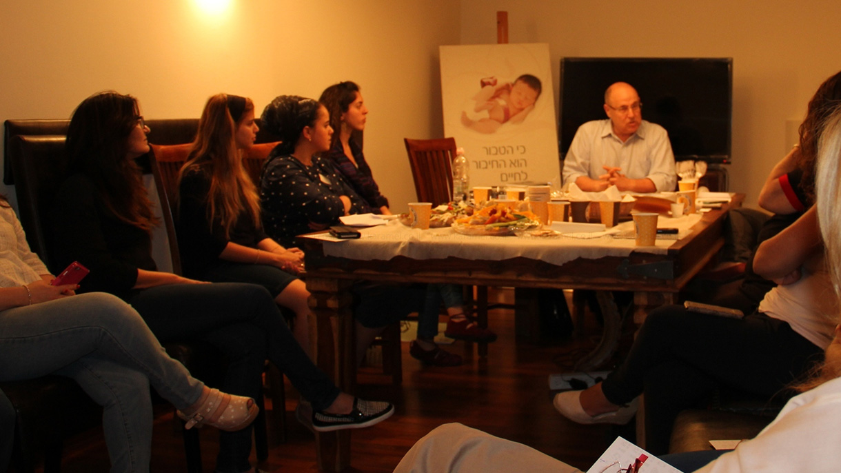 צביקה קרוכמל מרצה ומספר סיפורים - 073-7027134