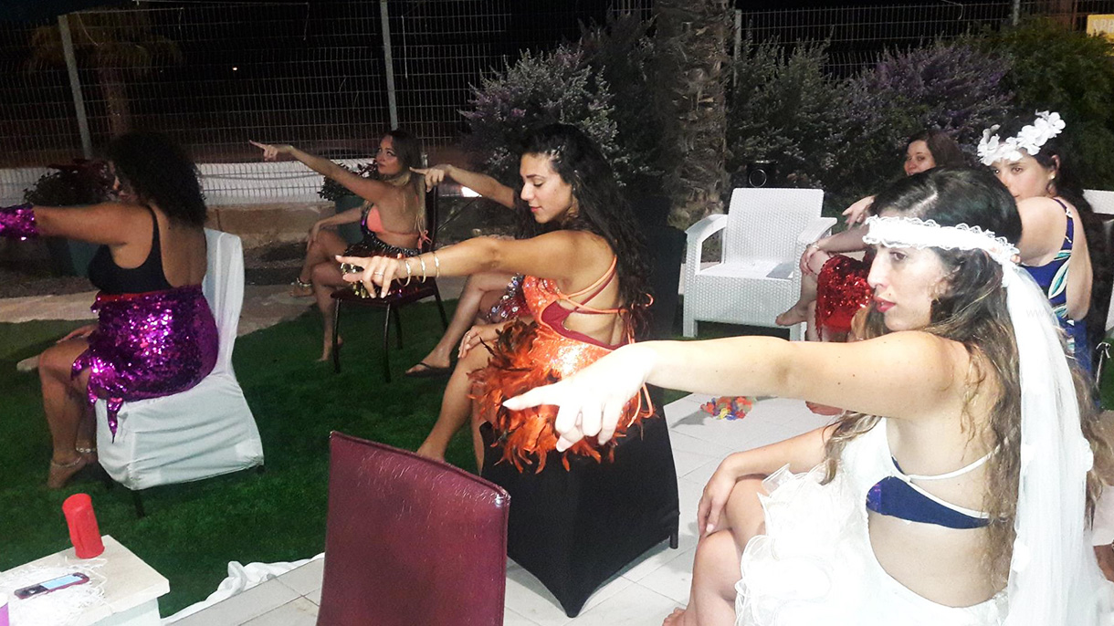 סטריפדאנס עם ענבר - 073-7829424