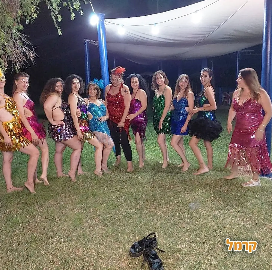 סטריפדאנס עם ענבר - 073-7829424