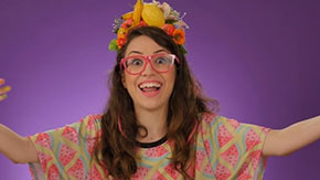 אלמוג שור במופע סטנדאפ לרווקות