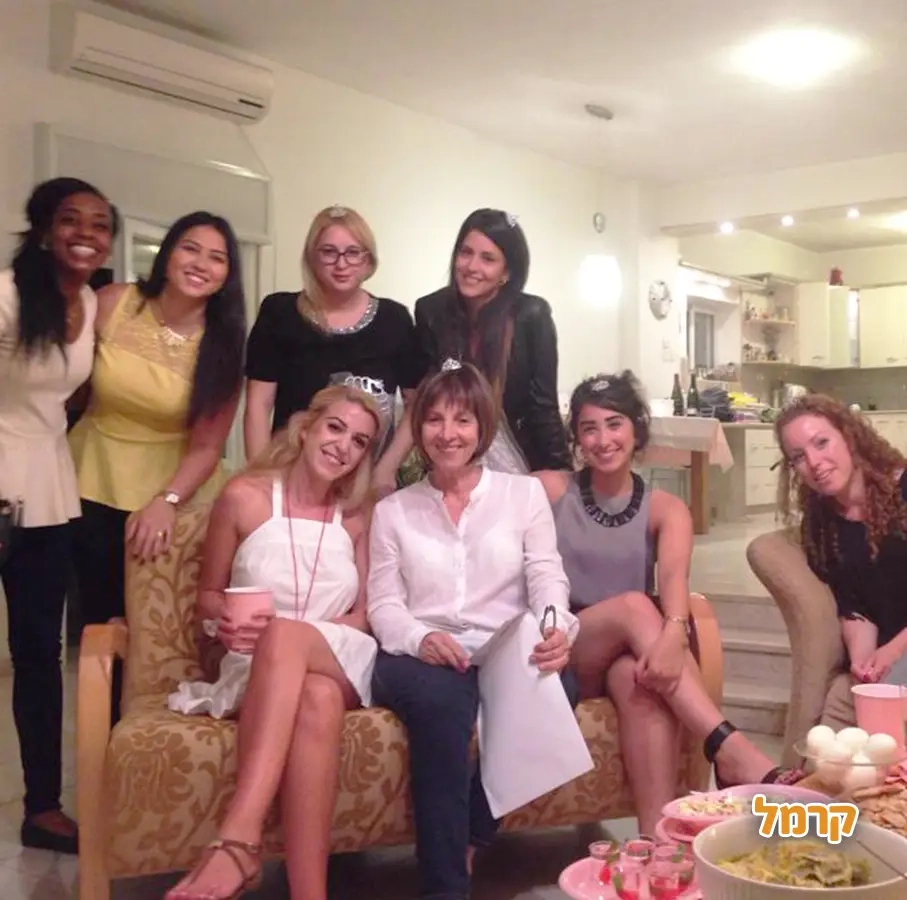 רבקה - נומרולוגית בכירה וקוראת בכף היד - 073-7026453