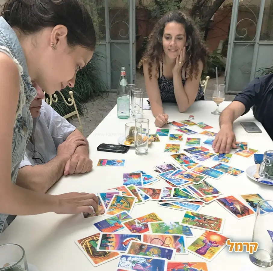 רבקה - נומרולוגית בכירה וקוראת בכף היד - 073-7026453