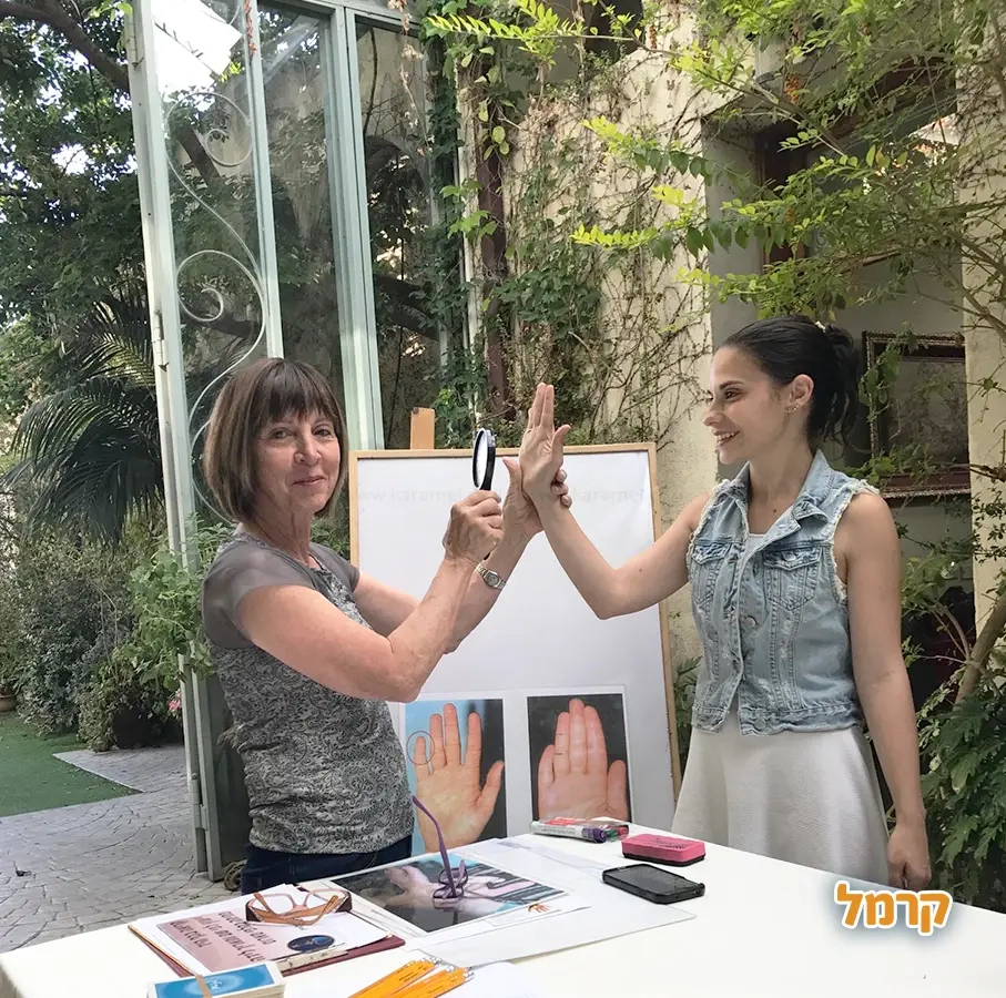 רבקה - נומרולוגית בכירה וקוראת בכף היד - 073-7026453